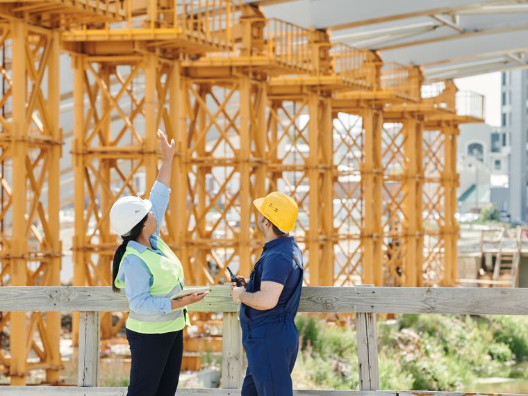 Engenheiros com EPI acompanhando a execução em canteiro de obras