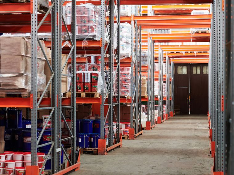 Corredor de porta-paletes em centro de distribuição