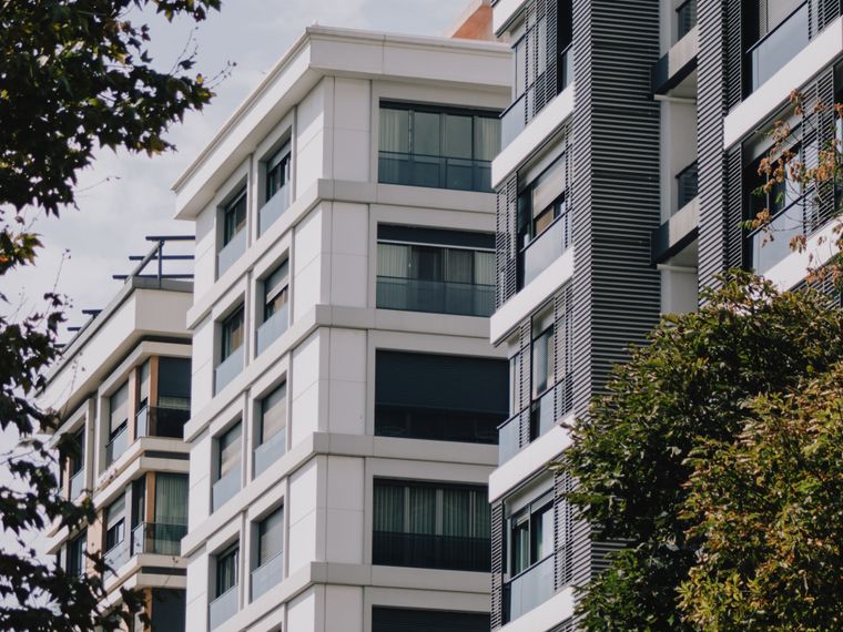 Prédios residenciais modernos cercados por arborização
