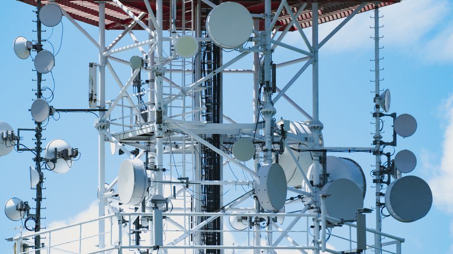 Torre de telecomunicações com antenas setoriais e enlaces de micro-ondas