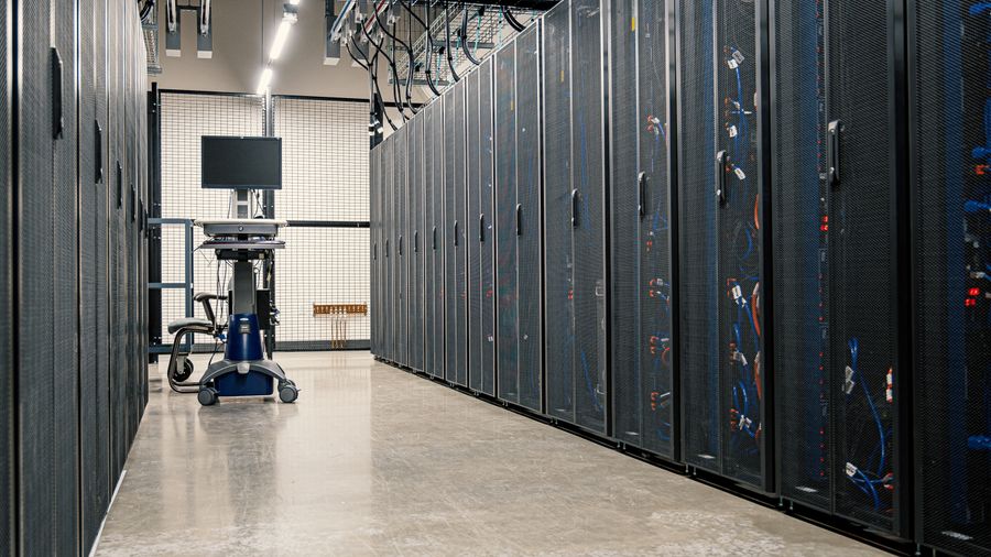 Corredor de racks de rede em sala técnica corporativa
