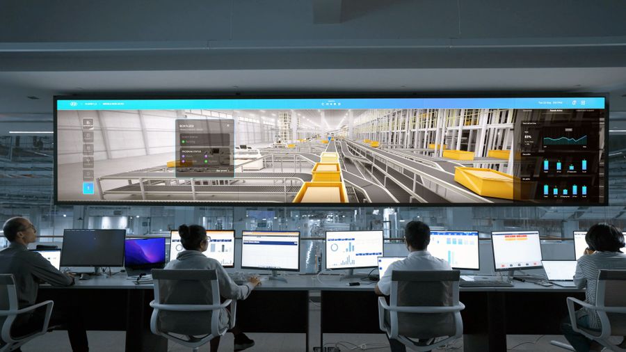 Sala de controle com equipe acompanhando painéis de operação em tempo real