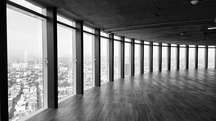Andar corporativo amplo, ambiente típico de uma rede óptica passiva